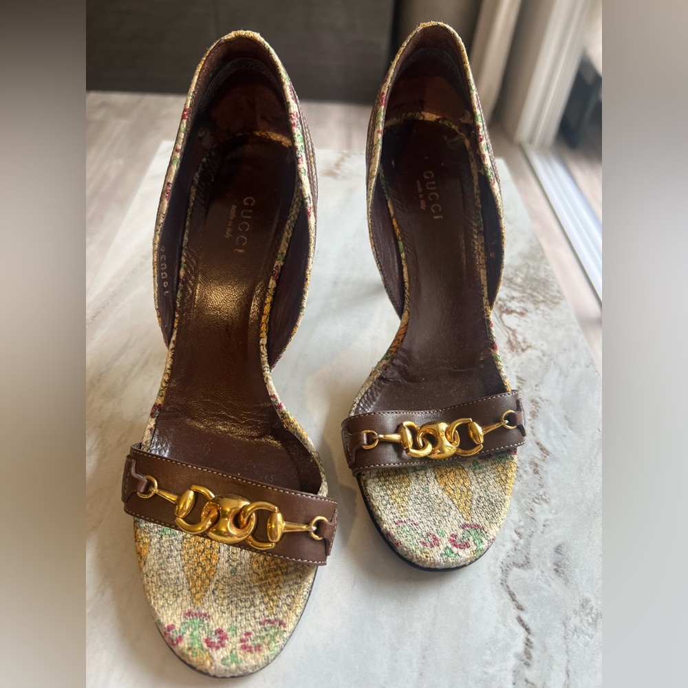 Gucci Women's Brown and Gold Chain Sandals